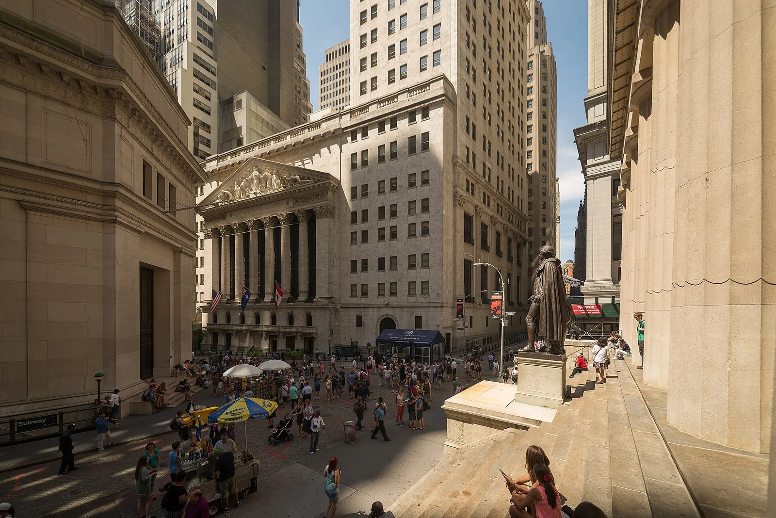 A esquina de Wall Street com Broad Street: a colunata da Bolsa de Nova York e o Federal Hall.