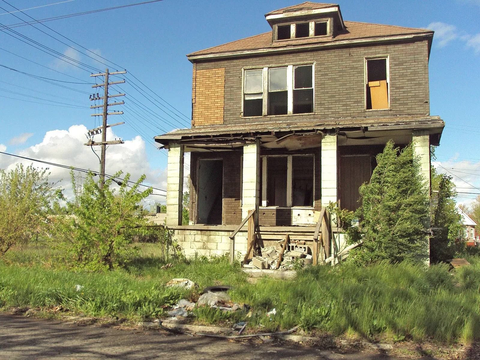 Una casa de madera abandonada en el barrio de Delray, en Detroit.
