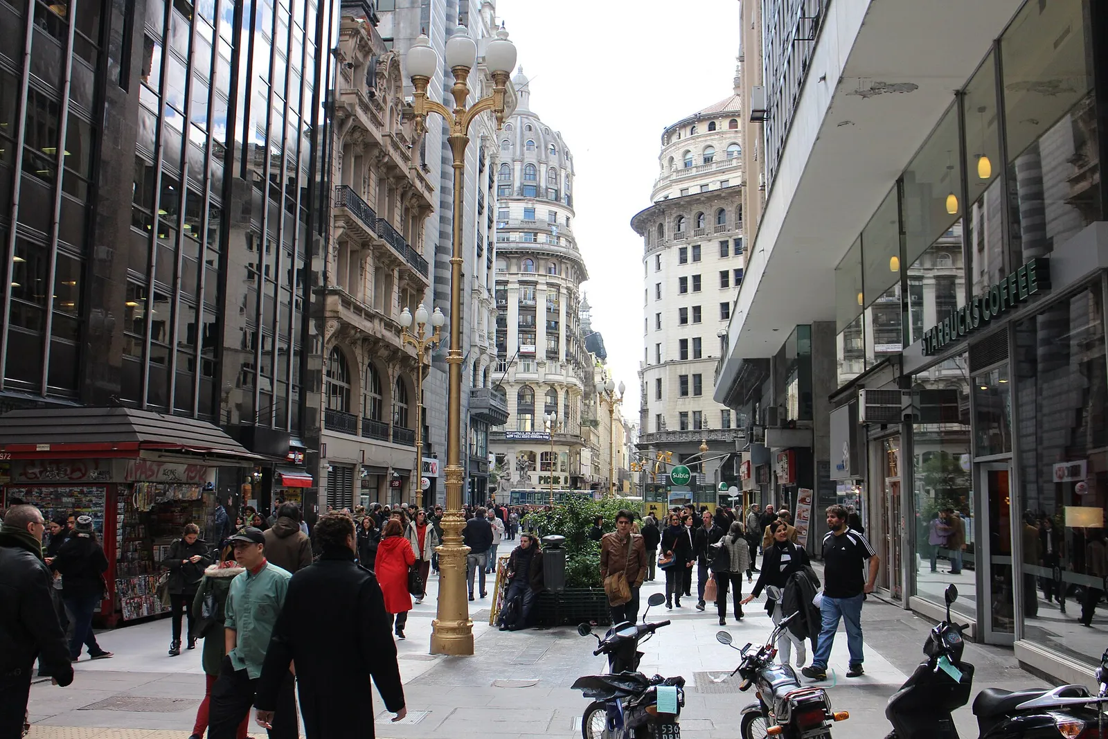 A rua Florida, rua de pedestres em Buenos Aires, com transeuntes e vitrines.